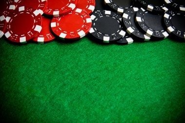 Side-by-side comparison of dw77 app on Android and iOS showing live roulette table